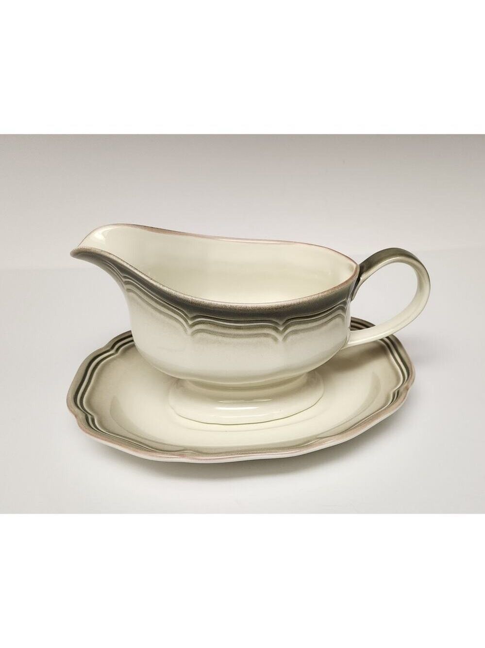 Mikasa Ceramic Gravy Boat & Underplate
Country Estate (D8800) Brown/Green